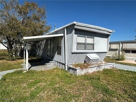 333 Lantern Ln in North Fort Myers, FL - Building Photo