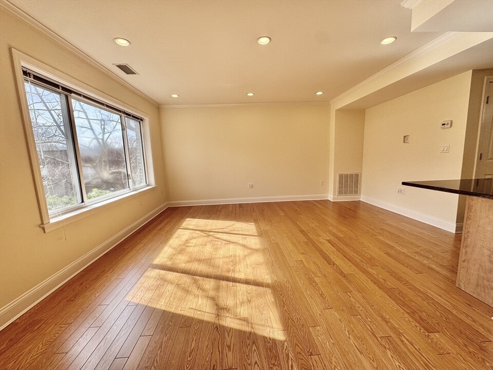 585 VFW Parkway in Brookline, MA - Building Photo