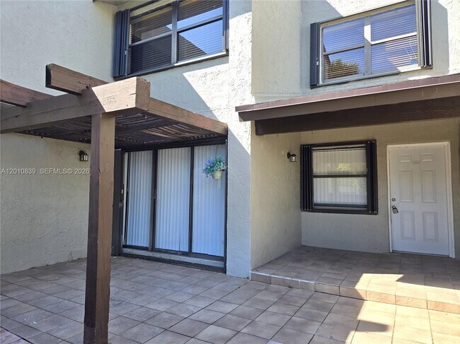 10020 NW 9th St Cir in Miami, FL - Building Photo - Building Photo