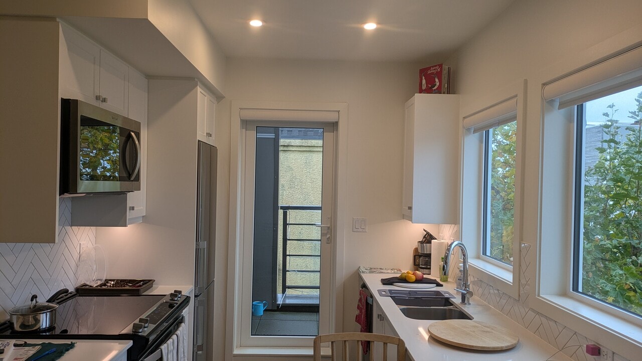 9716 Third St in Sidney, BC - Building Photo