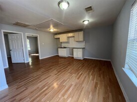 5142 Higgins St in Houston, TX - Building Photo