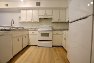 365 W Illinois Ave in Southern Pines, NC - Foto de edificio - Building Photo