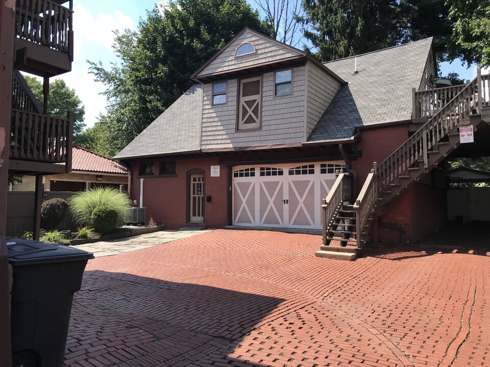 279 S River St Carriage House, Unit Room 1 in Wilkes-Barre, PA - Building Photo