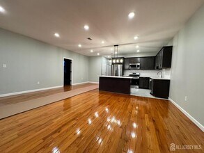 61 N Grove St in East Orange, NJ - Building Photo - Building Photo