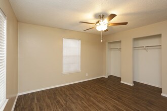 Oaks on Bandera in San Antonio, TX - Building Photo - Interior Photo