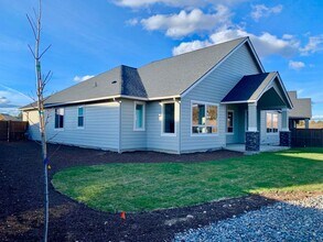 4384 SW 36th St in Redmond, OR - Building Photo - Building Photo