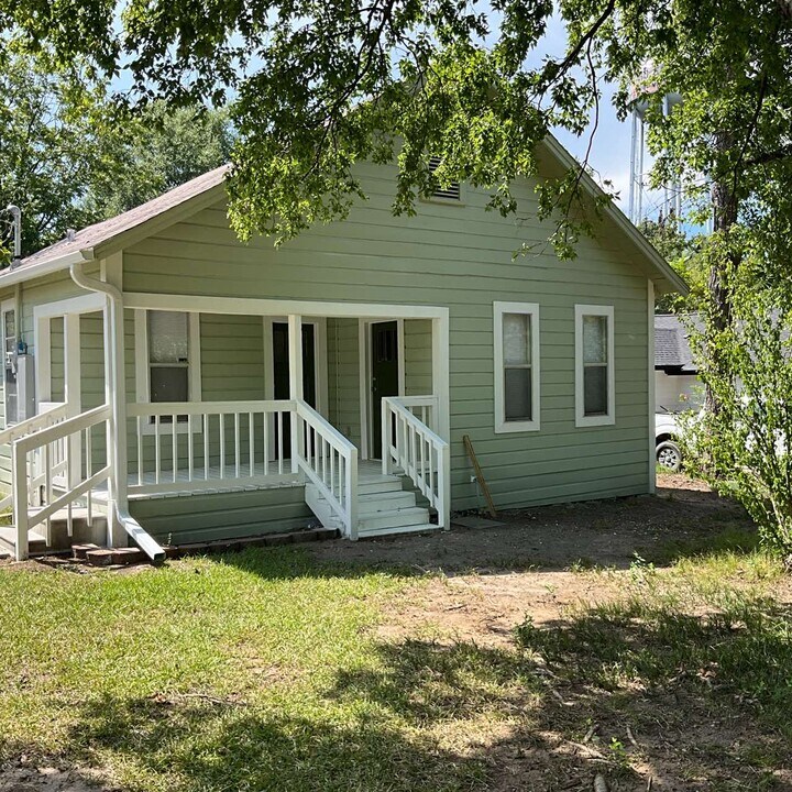 317 N Naid St in Grand Saline, TX - Building Photo