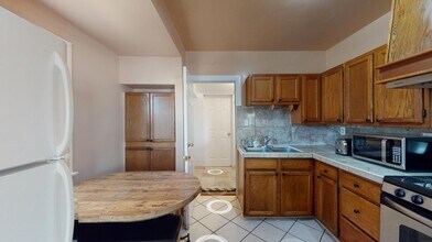 Charming Long Beach home near Scherer Park in Long Beach, CA - Building Photo - Building Photo