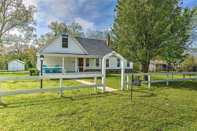 801 NW C St in Bentonville, AR - Building Photo - Building Photo