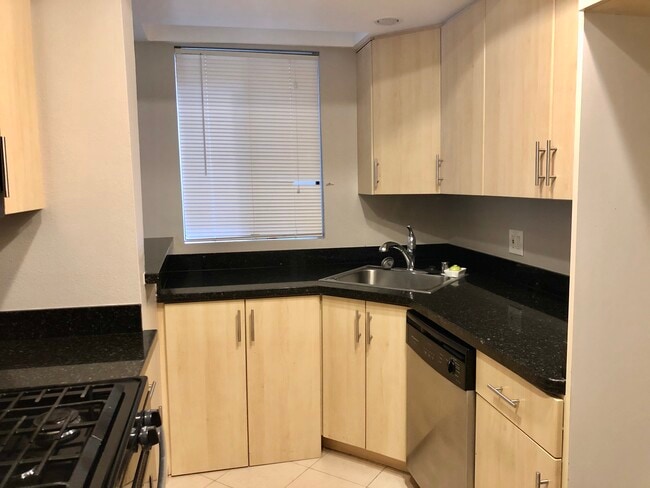 7826 Topanga Canyon Blvd, Unit 208 in Canoga Park, CA - Building Photo - Building Photo