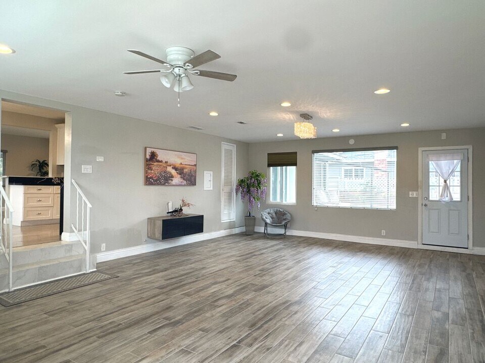 1754 S Norfolk Ln in Anaheim, CA - Building Photo