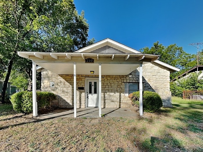 210 Laroe St in Terrell, TX - Building Photo