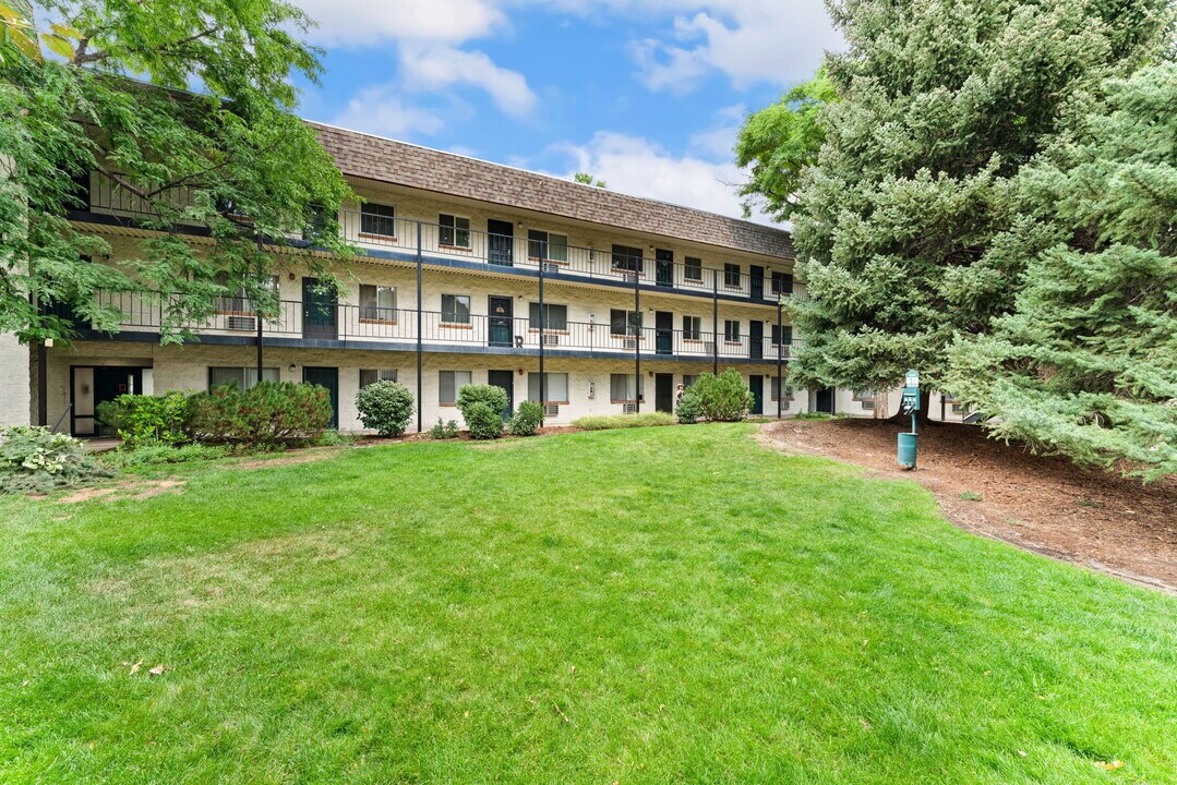 5770 E Warren Ave in Denver, CO - Building Photo