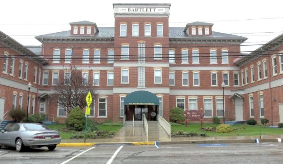 Bartlett Gardens in Cambridge Springs, PA - Building Photo