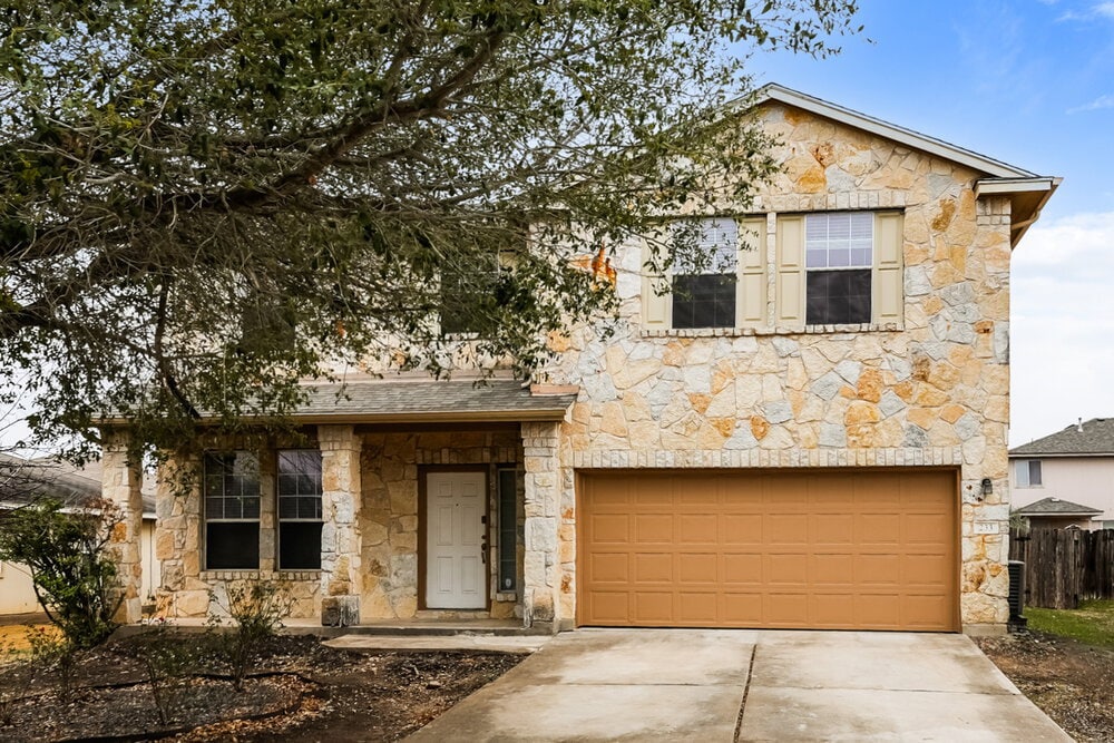 233 Waterloo Dr in Kyle, TX - Foto de edificio