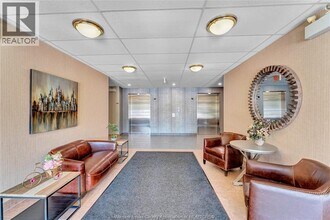 5000 Wyandotte St E in Windsor, ON - Foto de edificio - Building Photo