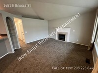 1451 E Beagle St in Meridian, ID - Foto de edificio - Building Photo