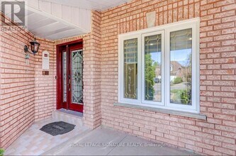 16 Oak Knolls Crescent in Toronto, ON - Building Photo - Building Photo