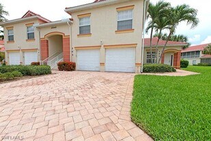 25064 Peacock Ln in Naples, FL - Building Photo