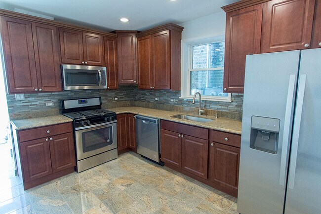 2631 W Superior St, Unit 1 in Chicago, IL - Building Photo - Building Photo