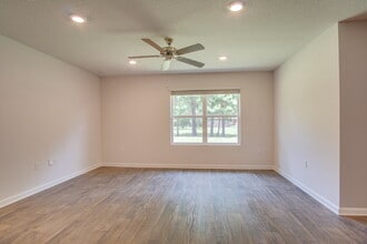 7328 Lakeside Oak Ct in Bellview, FL - Building Photo - Building Photo