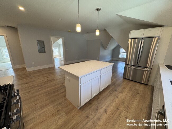 28 Brooks St, Unit 3 in Boston, MA - Foto de edificio - Building Photo