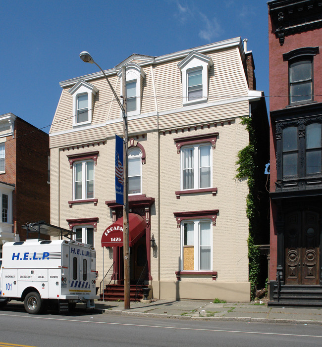 1425 Broadway in Watervliet, NY - Building Photo - Building Photo