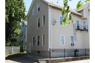 16 Fruit St in Pawtucket, RI - Foto de edificio - Building Photo