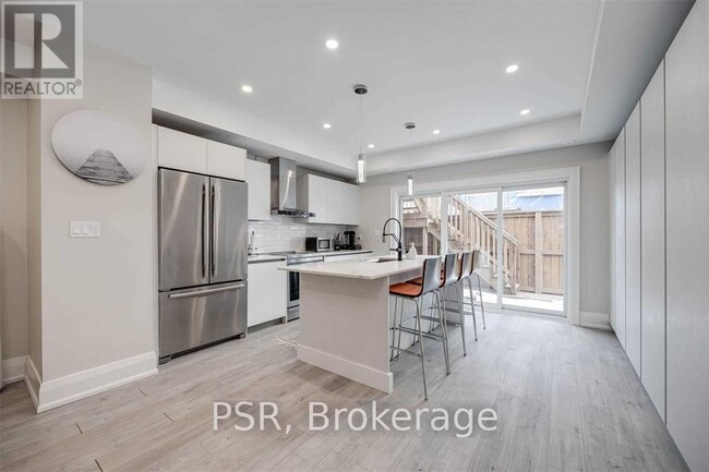 207-207 Perth Ave