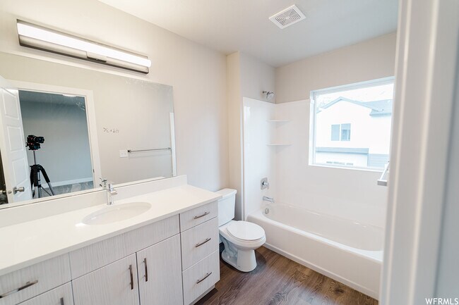 665 E 730 N in Hyrum, UT - Foto de edificio - Building Photo