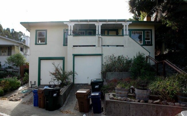 1334-1336 Highland Ave in Martinez, CA - Foto de edificio - Building Photo