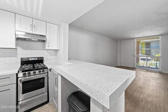 1601 W Camelback Rd, Unit A10AW in Phoenix, AZ - Building Photo - Building Photo