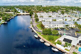 140 Cypress Club Dr in Pompano Beach, FL - Building Photo - Building Photo