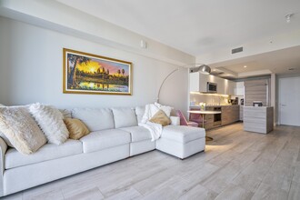 121 NE 34th St in Miami, FL - Building Photo - Building Photo