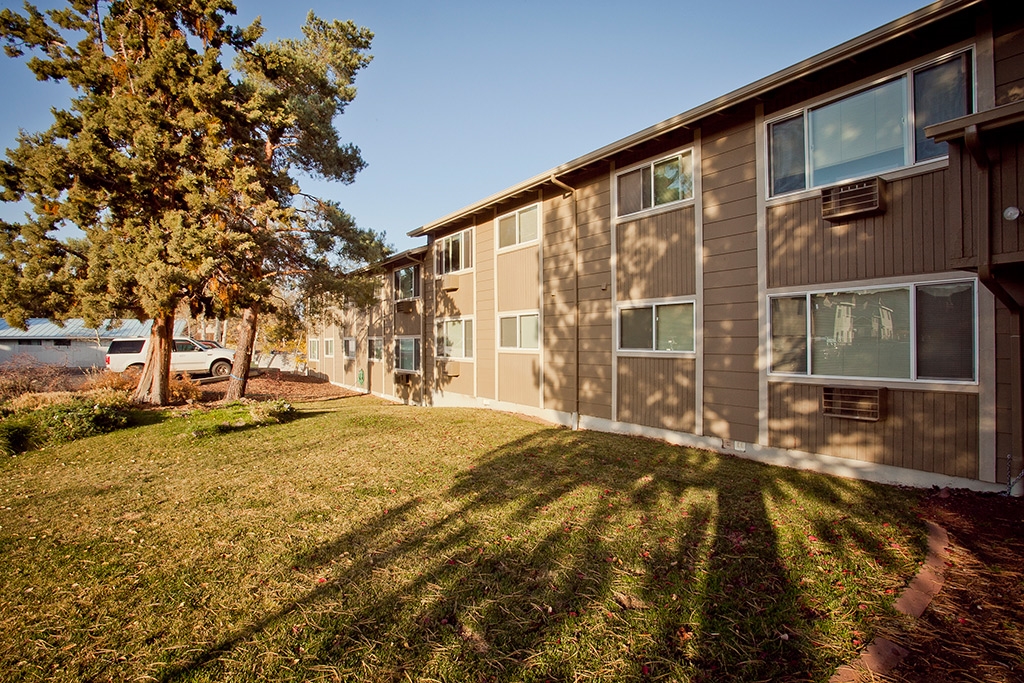 Pinewood Apartments in Bend, OR - Building Photo