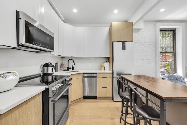 107 First Avenue, Unit 7 in New York, NY - Building Photo - Building Photo