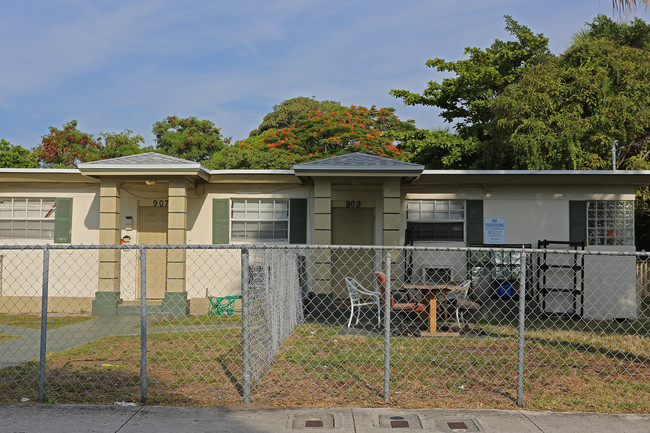 905 Windsor Ave in West Palm Beach, FL - Building Photo - Building Photo