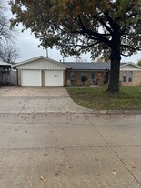 8705 Lakeaire Dr in Oklahoma City, OK - Building Photo