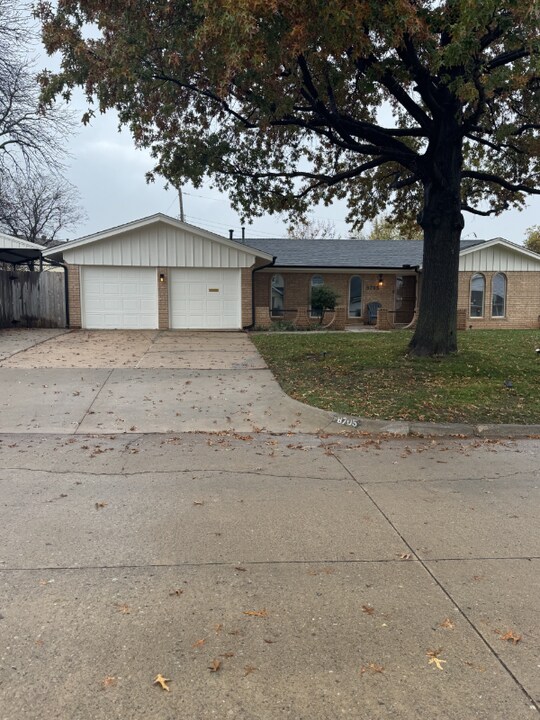 8705 Lakeaire Dr in Oklahoma City, OK - Building Photo