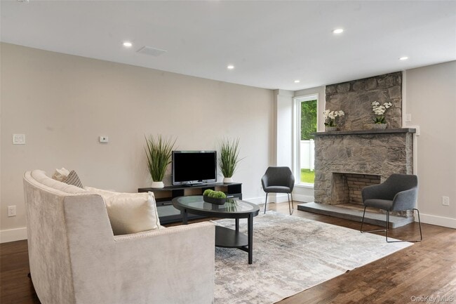 390 E Main St in Centerport, NY - Building Photo - Building Photo