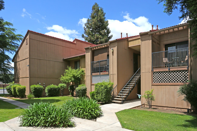 Pine Tree Village Apartments in Fresno, CA - Building Photo - Building Photo