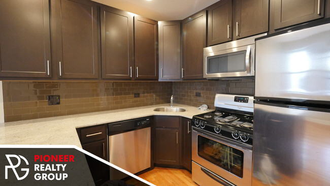 4733 N Maplewood Ave, Unit 401 in Chicago, IL - Building Photo - Building Photo