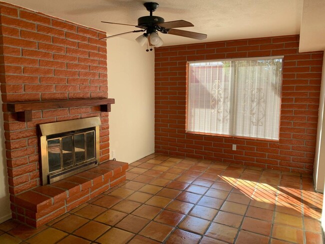 8321 E Calexico St in Tucson, AZ - Foto de edificio - Building Photo