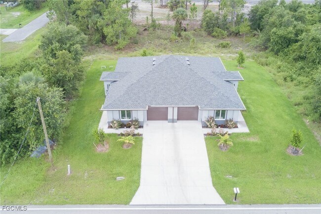 805-807 W 12th St in Lehigh Acres, FL - Building Photo - Building Photo