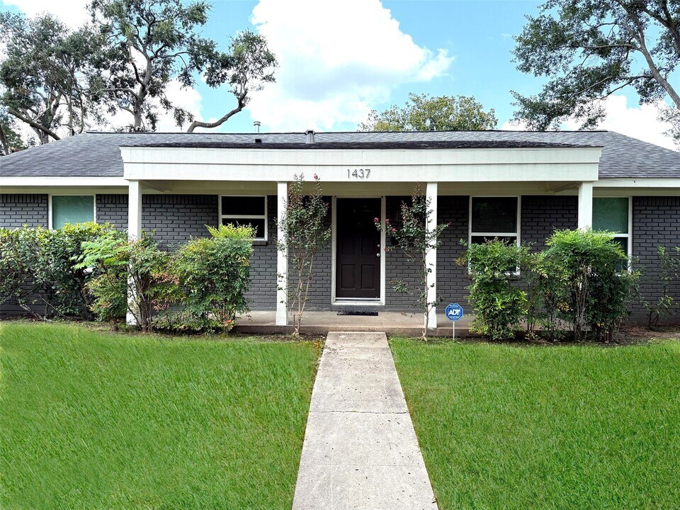 1437 Wisterwood Dr in Houston, TX - Building Photo