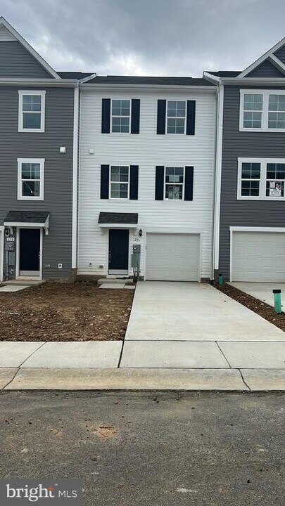 246 Clifton Mnr in Falling Waters, WV - Building Photo