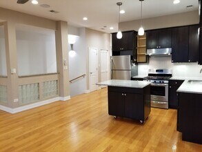 2334 W Taylor St-Unit -2 in Chicago, IL - Building Photo - Building Photo