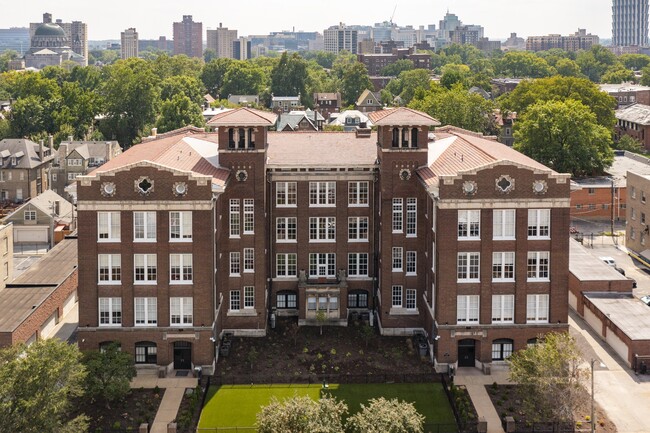 Capstone in St. Louis, MO - Foto de edificio - Building Photo