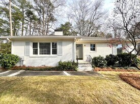 5885 Kayron Dr in Atlanta, GA - Building Photo