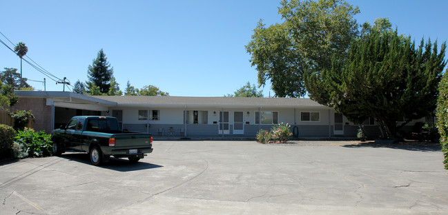 1515 Lynn Ct in Santa Rosa, CA - Foto de edificio - Building Photo